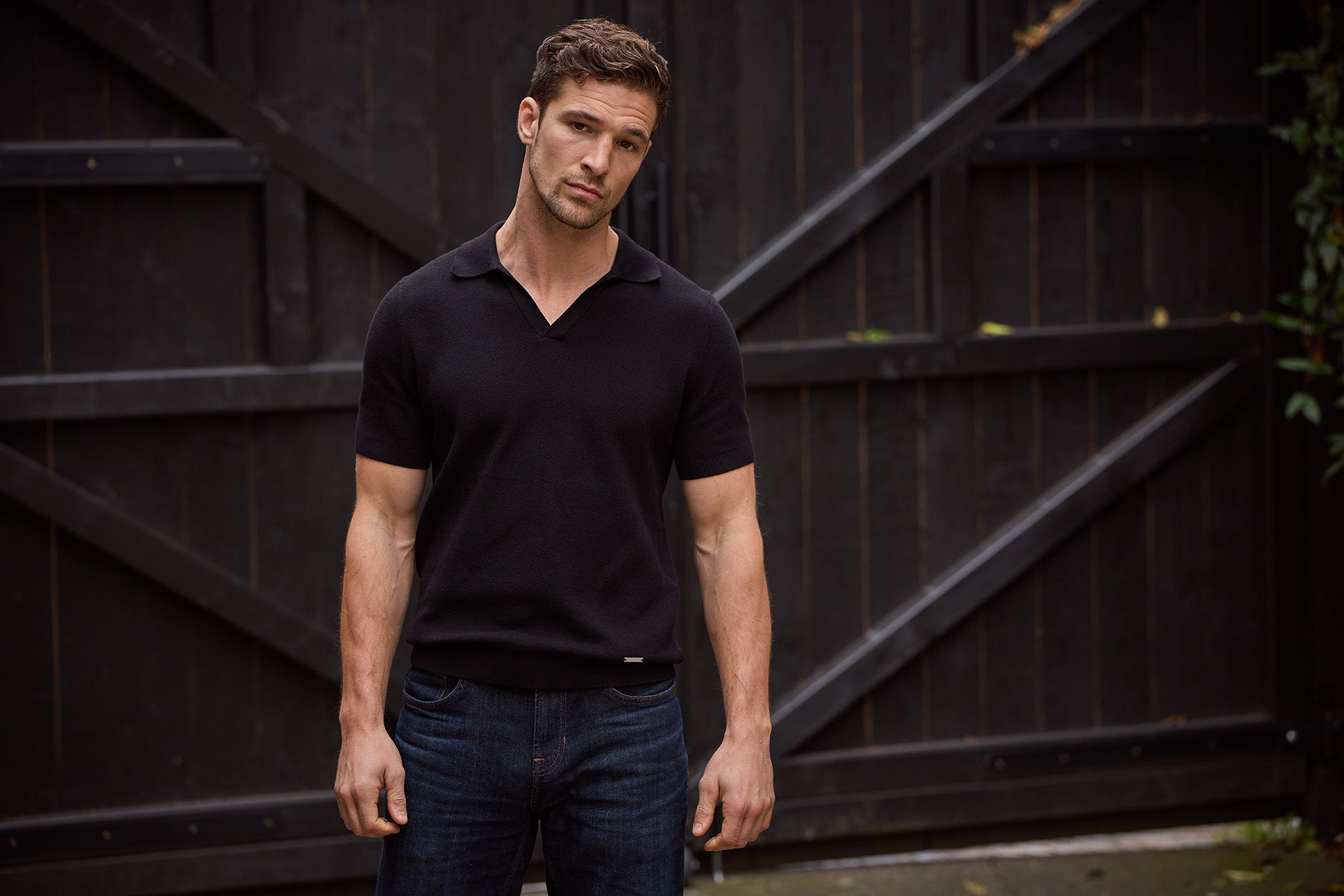 Maklin Clothing short sleeve polo shirt for men. Open collar, black.